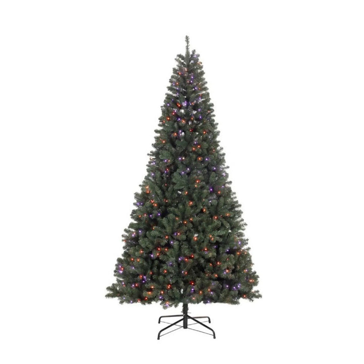 Stort juletre med fargerike LED-lys