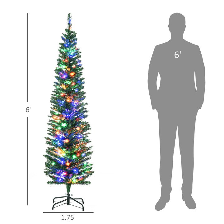 Smalt grønt juletre med fargerike lys