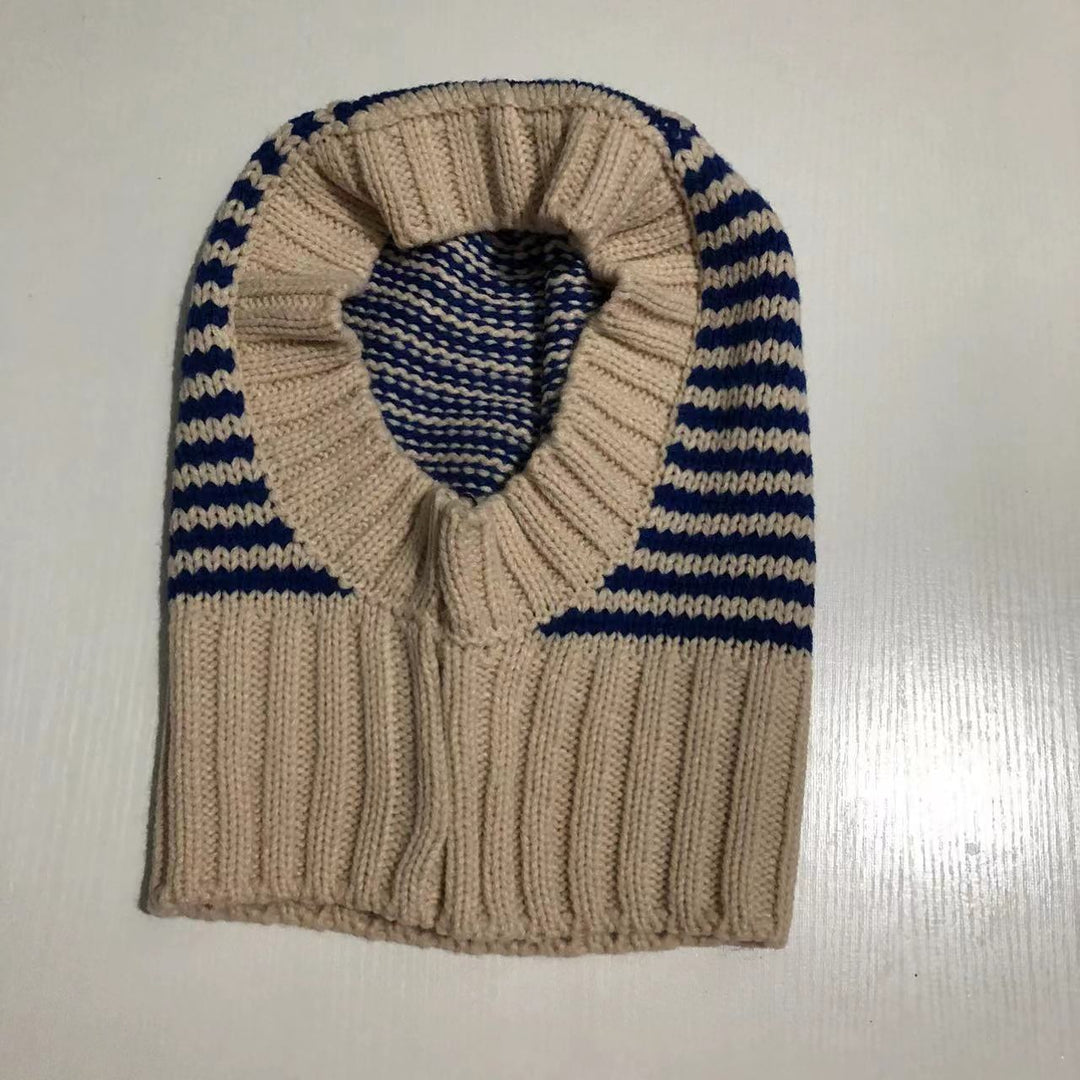 Person i stripete strikket balaclava