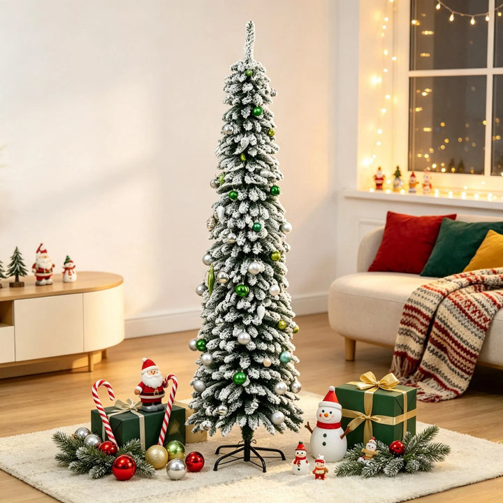 Smalt snødekt juletre uten lys