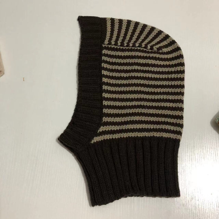 Person i stripete strikket balaclava
