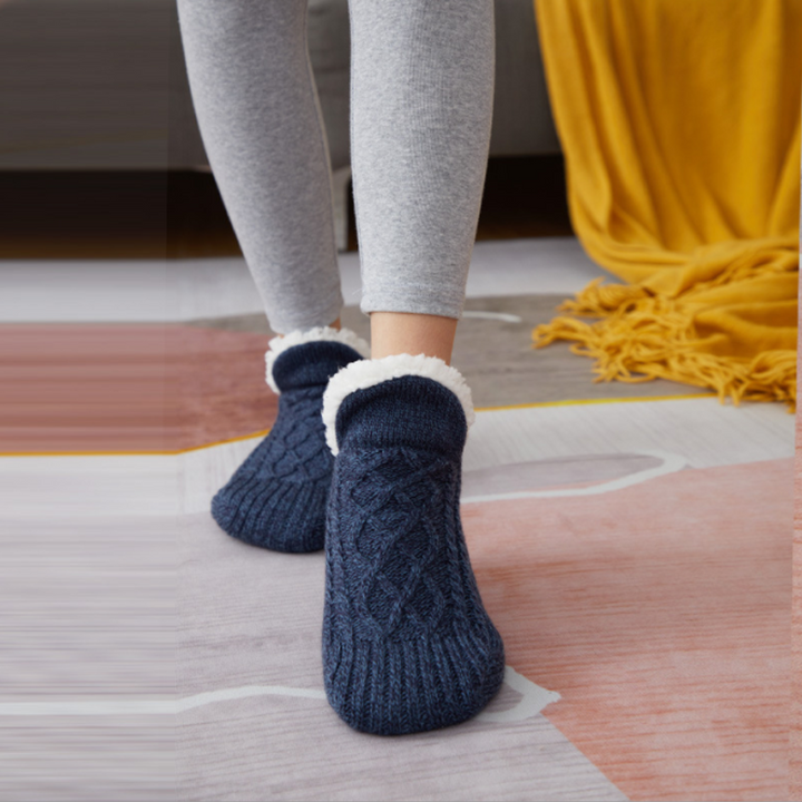 Strikkede sokker med mykt fôr og sklisikker såle