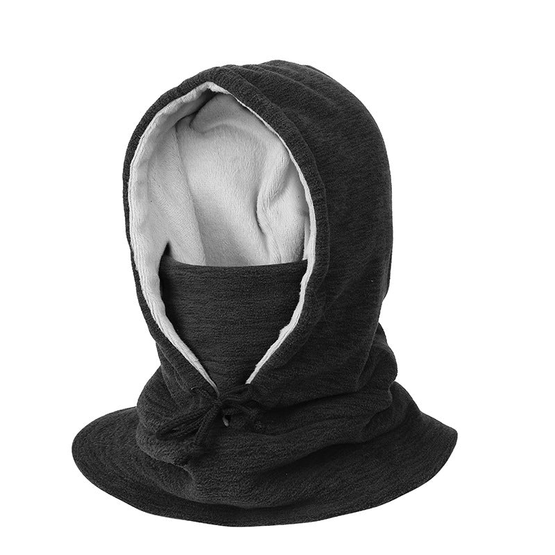 Person med fleecebalaklava over hode og hals