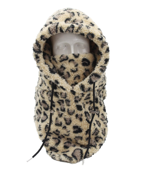 Person med plysjbalaklava i beige