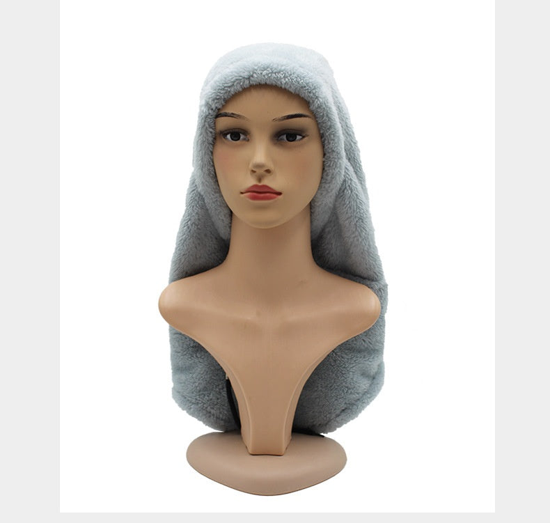 Person med plysjbalaklava i beige