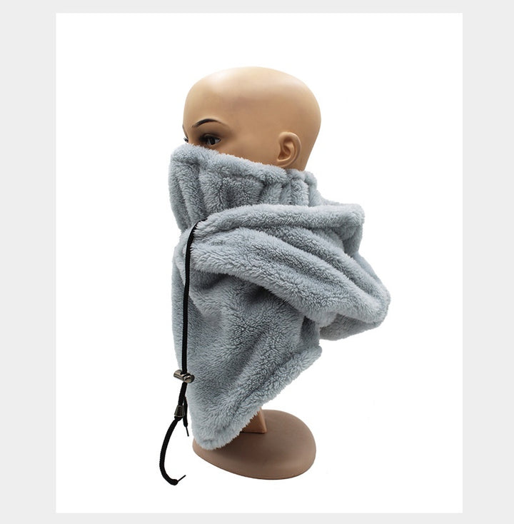 Person med plysjbalaklava i beige