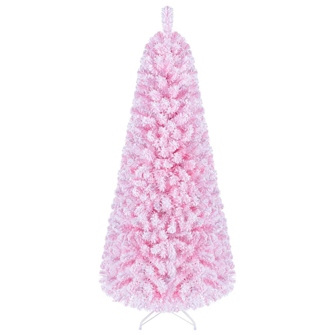 Rosa snødekt juletre med varmhvite lys