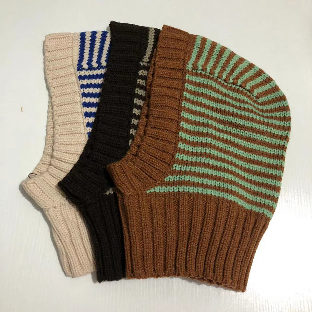 Person i stripete strikket balaclava