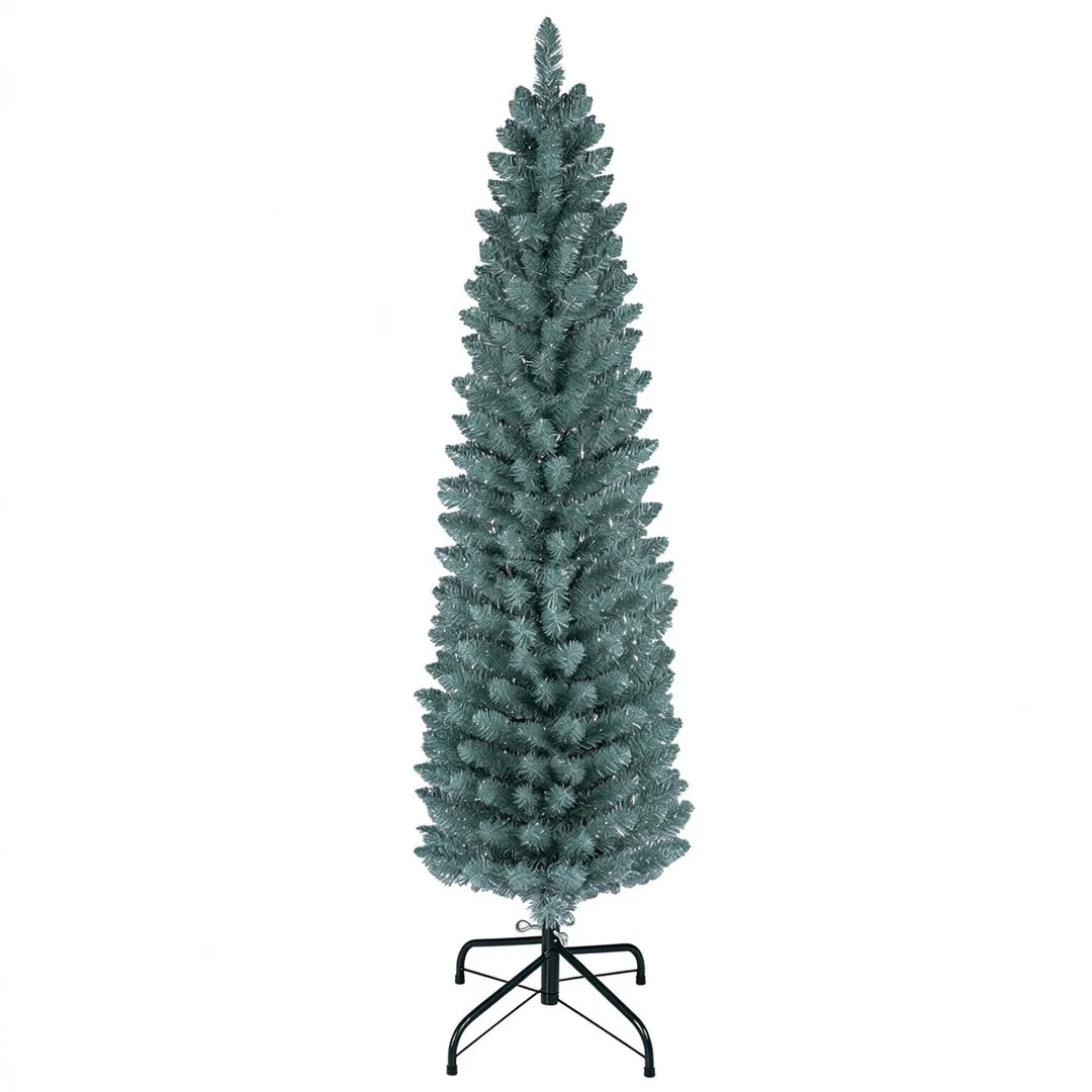 Lite og smalt juletre med frostede nåler