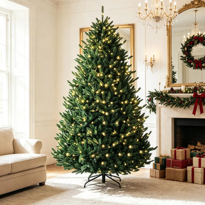 Fyldig juletre med fargerike og varmhvite lys