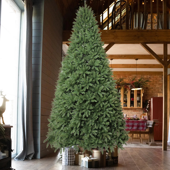 Stort kunstig juletre med fargerike LED-lys