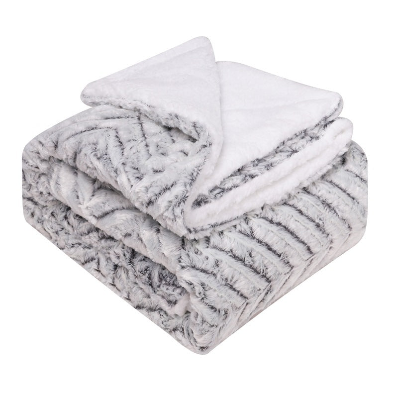 Tykt sherpapledd brettet i sofaen