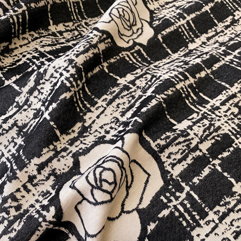 Rutete sjal med rosemotiv og frynser