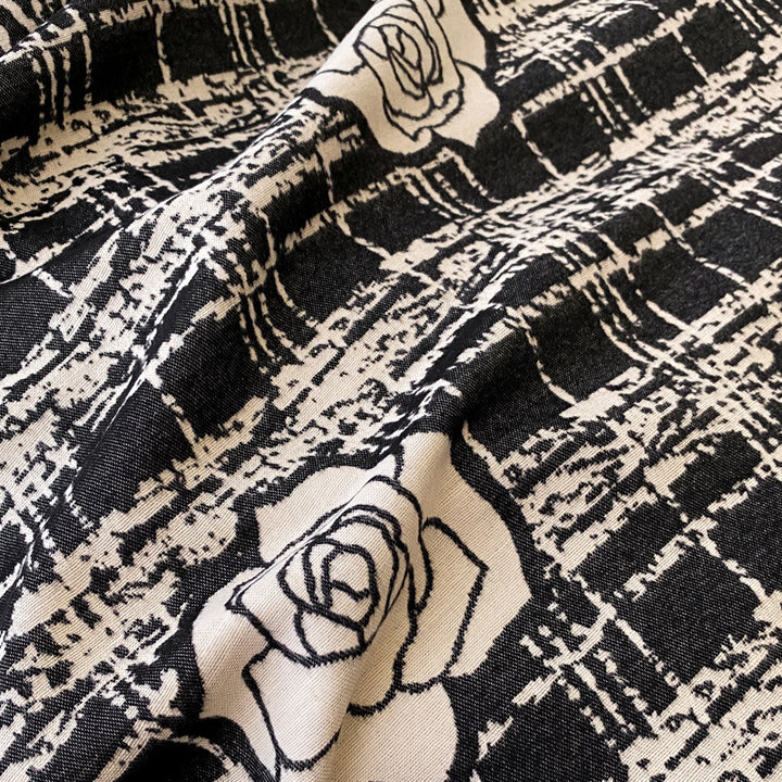 Rutete sjal med rosemotiv og frynser