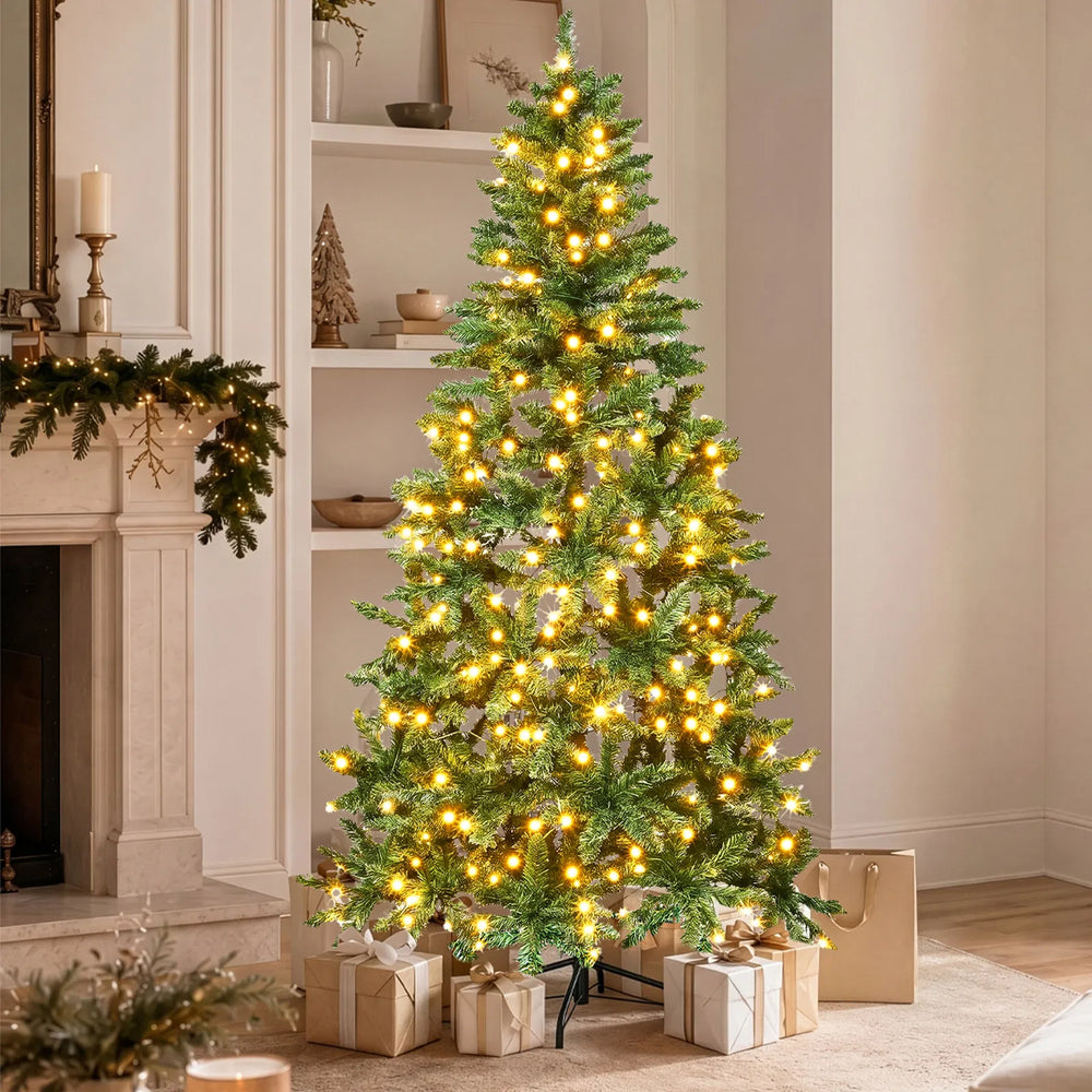 Halvt juletre med flat bakside inntil vegg
