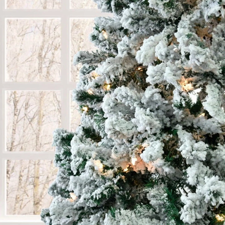 Snødekt juletre med hvite LED-lys