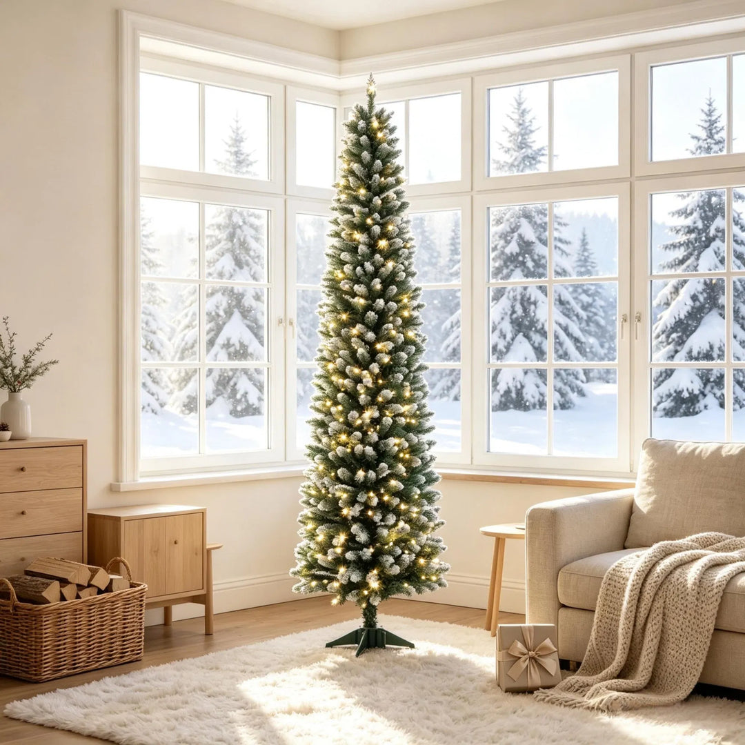 Smalt juletre med frostede tupper og lys