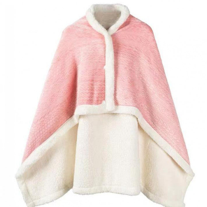 Kvinne i rosa fleecesjal med knapper