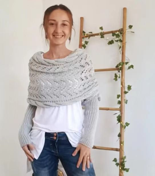Strikket sjal med ermer over skuldrene