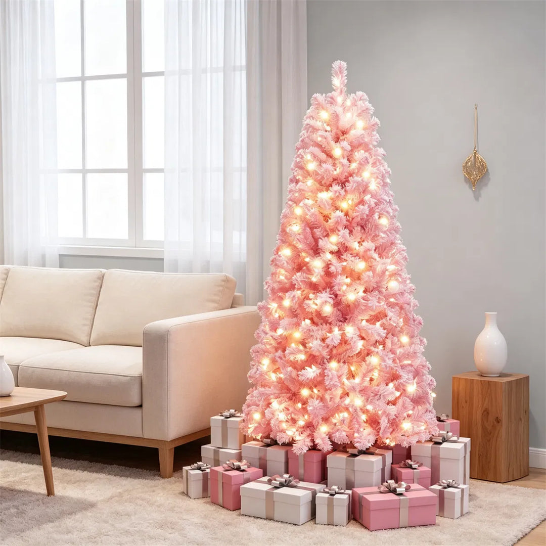 Lite rosa snødekt juletre med lys