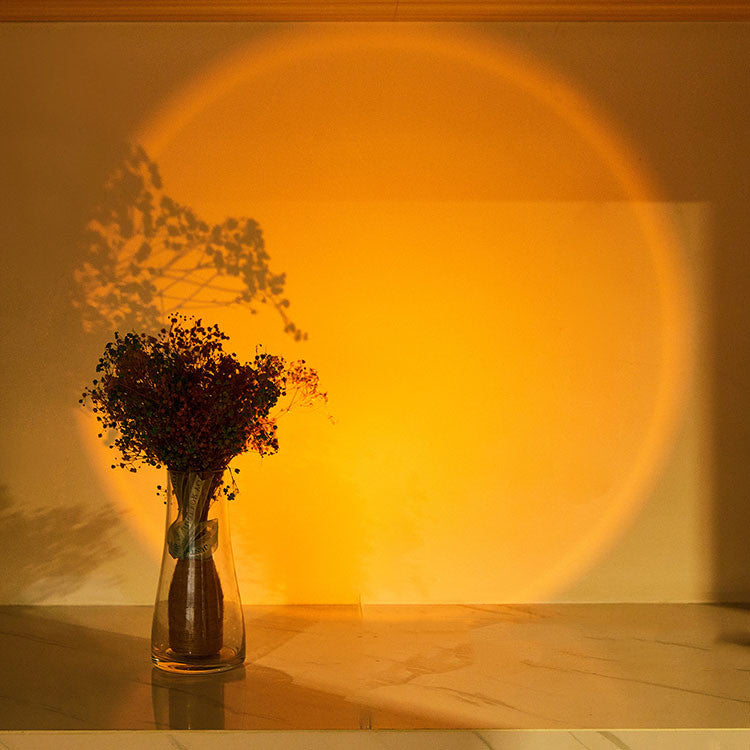 Trykklampe som lyser oransje på vegg