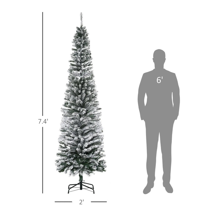 Høyt smalt juletre med hvit kunstsnø
