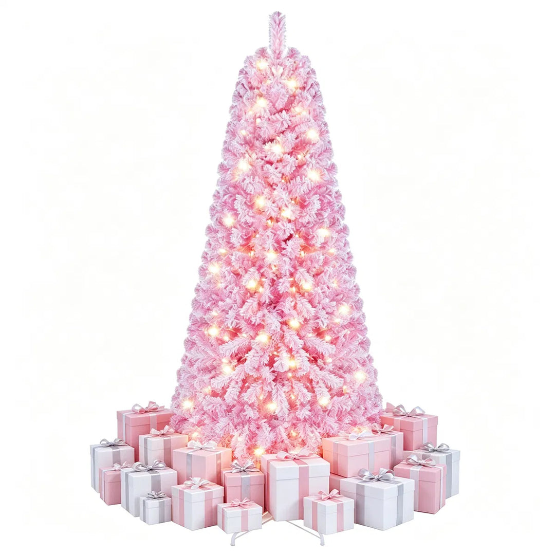 Rosa snødekt juletre med varmhvite lys