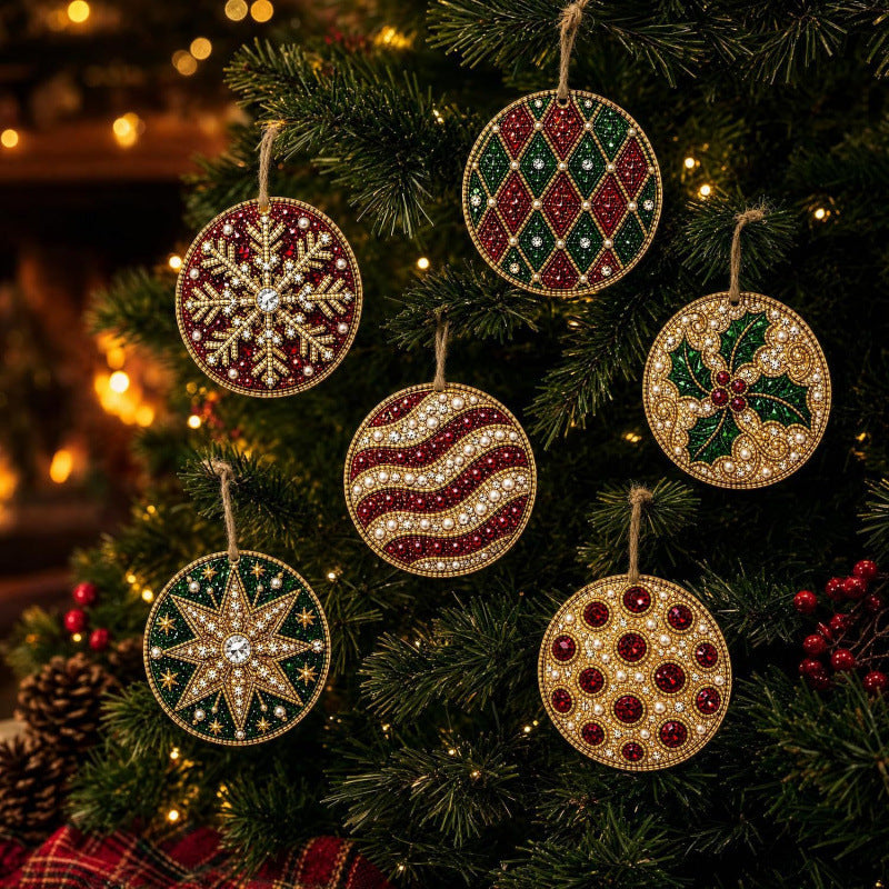 Seks julekuler i tre med diamantmaling