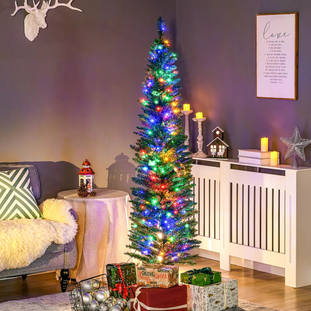 Smalt grønt juletre med fargerike lys