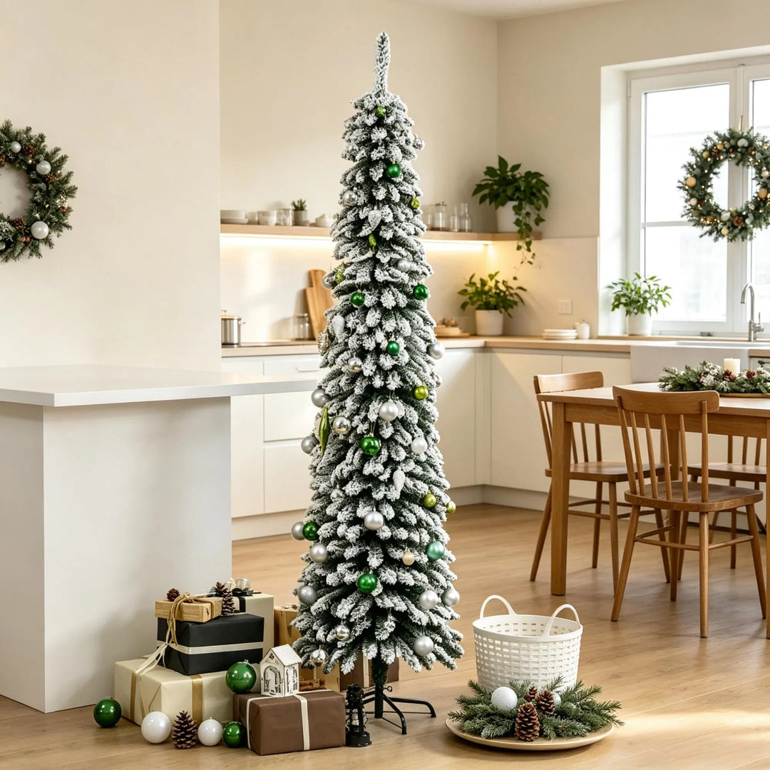 Smalt snødekt juletre uten lys
