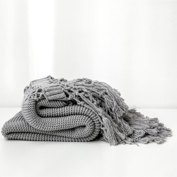 Strikket pledd med dusker – mykt og lett i boho-stil