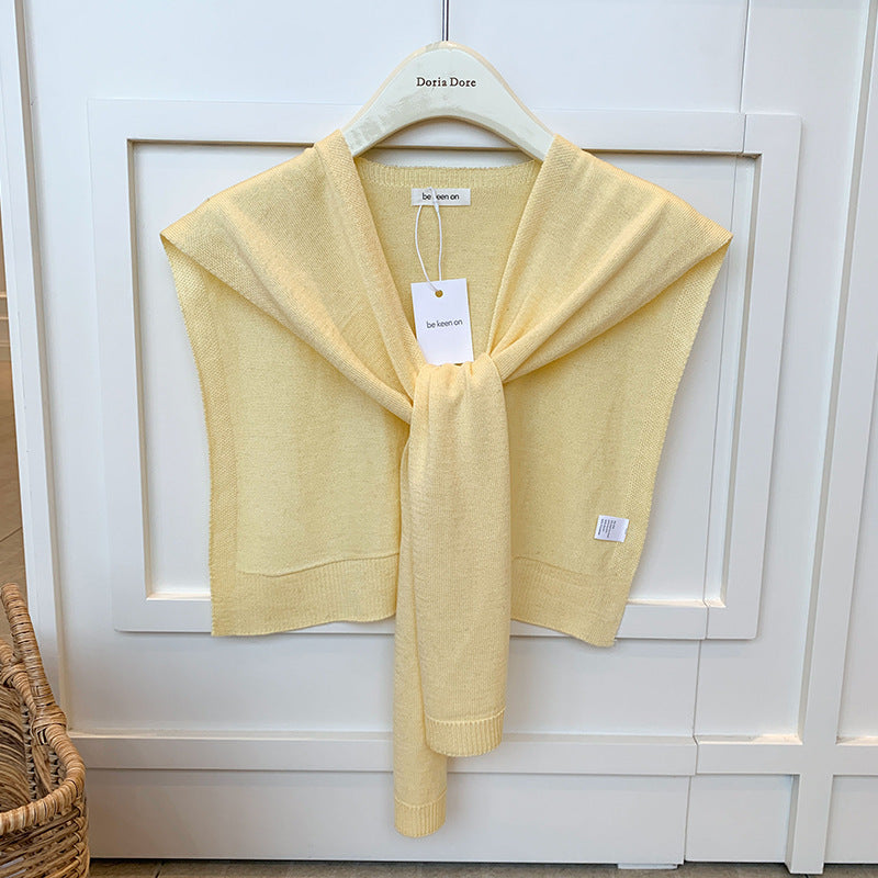 Strikket skulderkrage knytt foran over skjorte