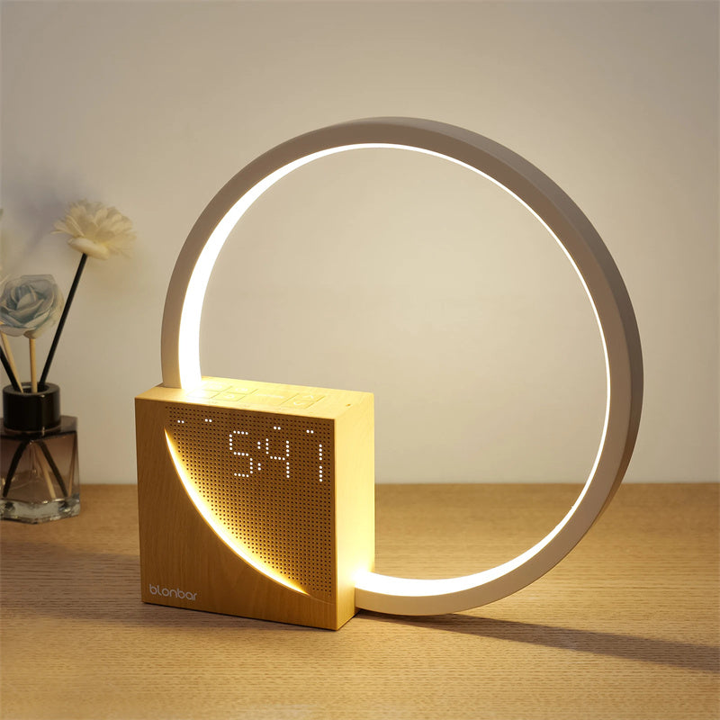 Ringlampe med klokke på nattbord