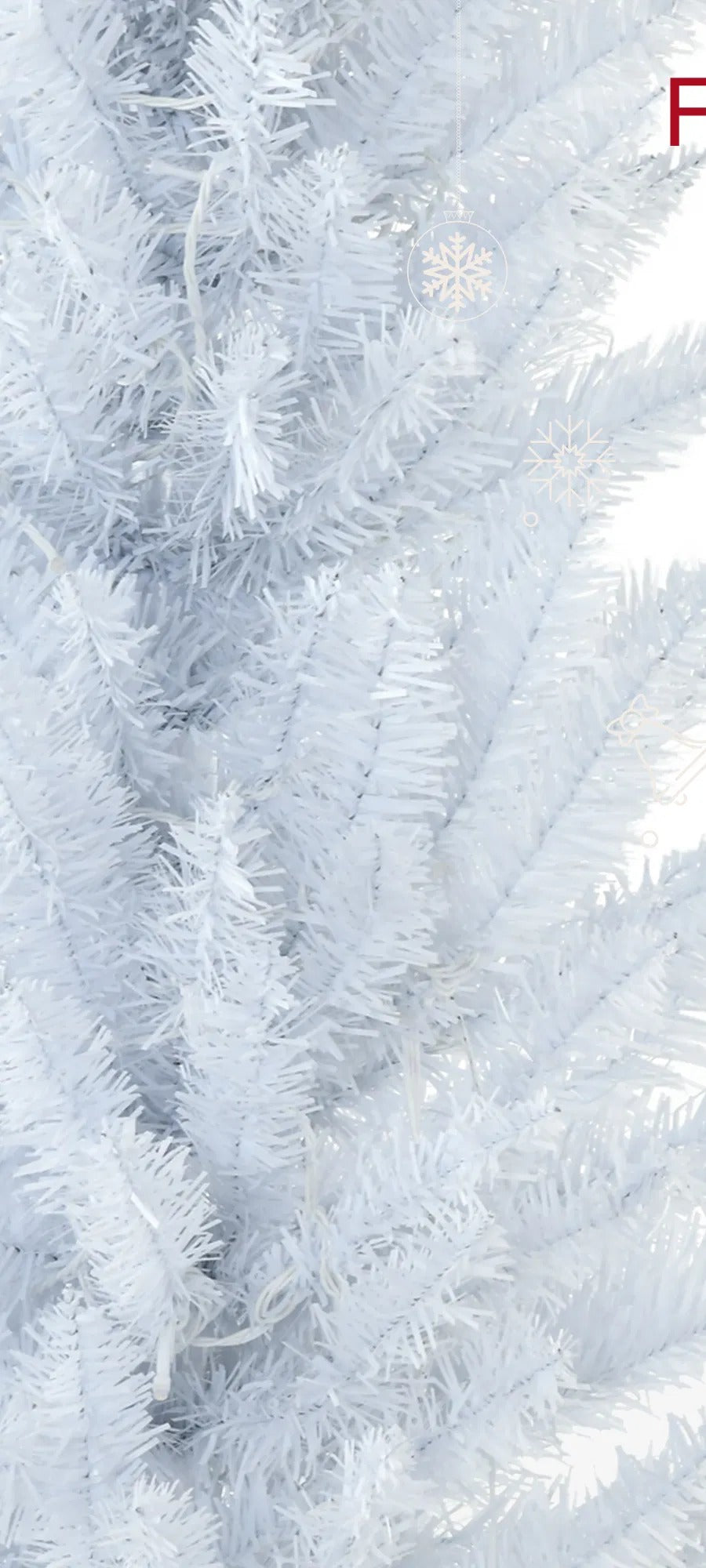 Hvitt smalt juletre med lys i stue