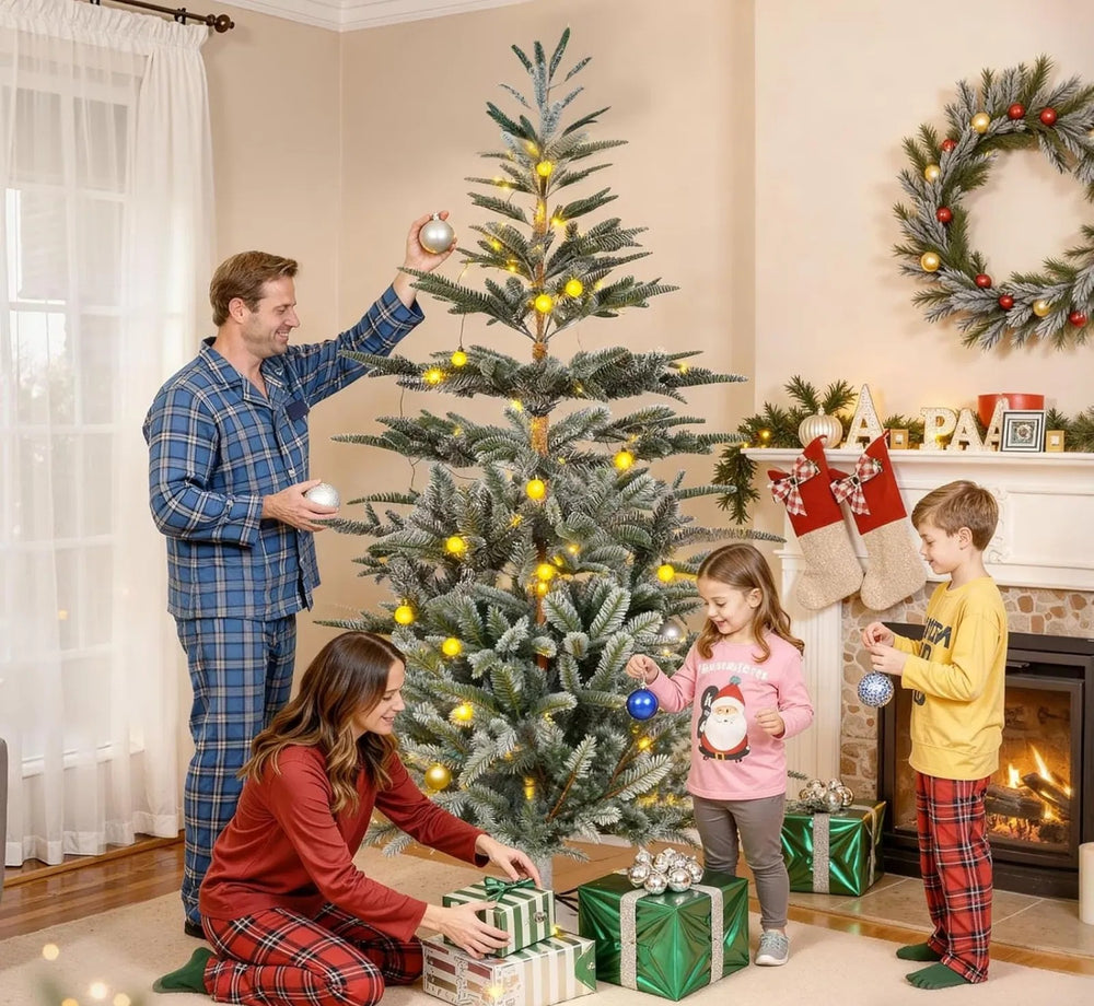 Åpent juletre med lett snø på tuppene