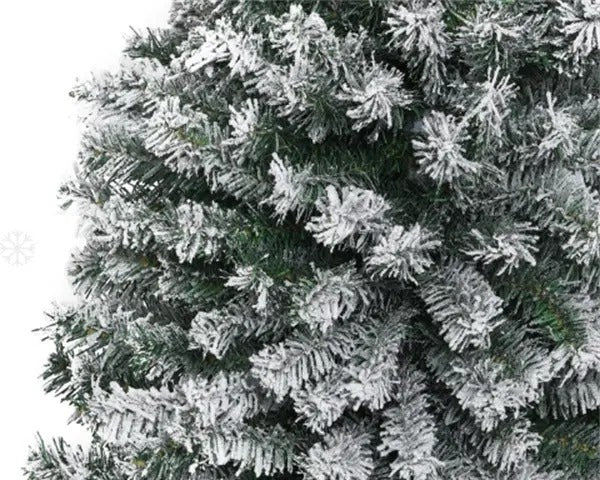 Smalt juletre med hvit kunstsnø