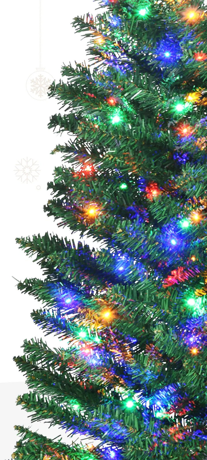Smalt grønt juletre med fargerike lys