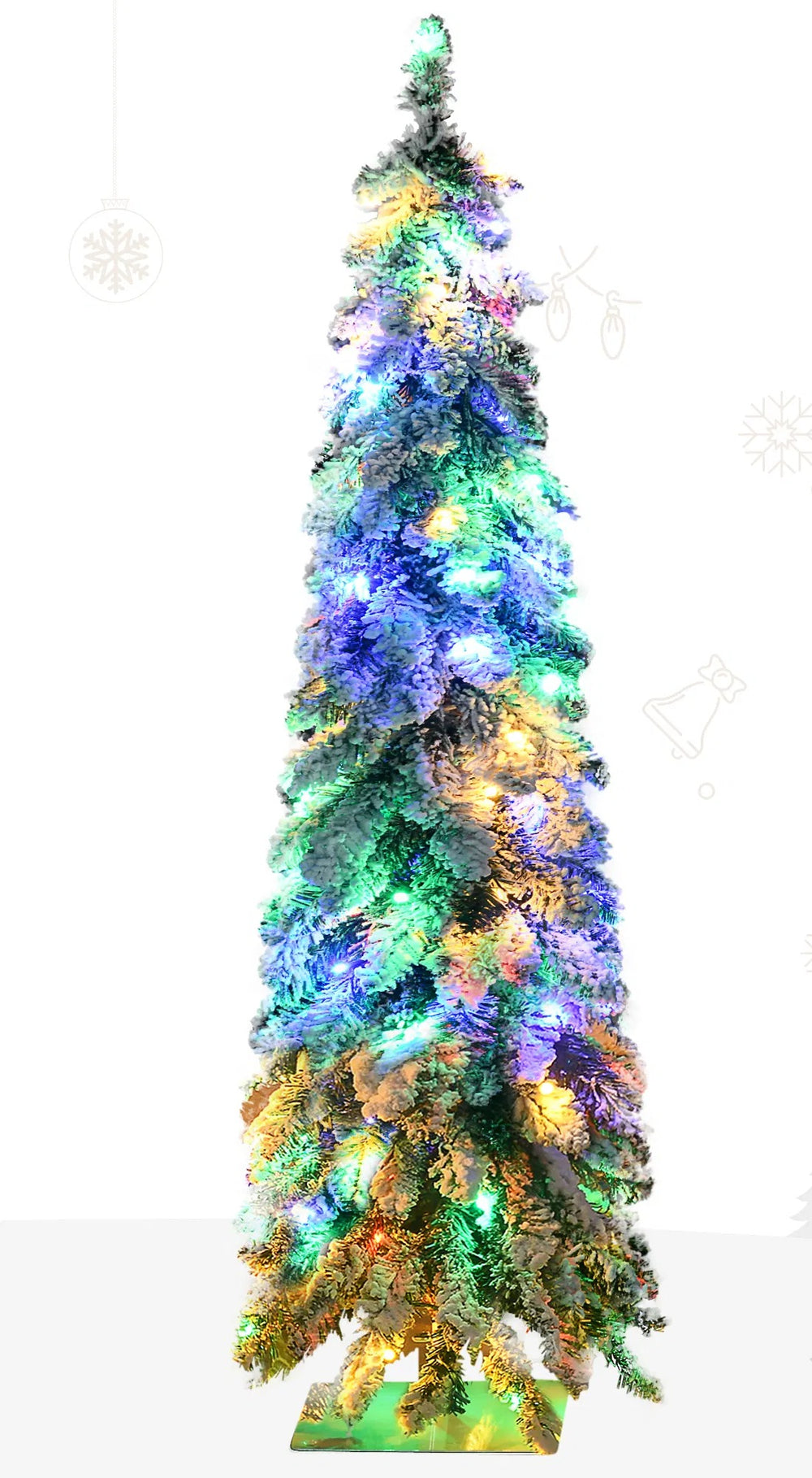 Lite smalt snødekt juletre med lys