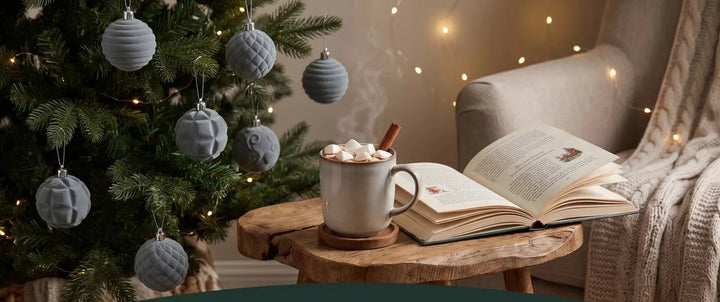 Grå julekuler i fløyel med sølvtopper