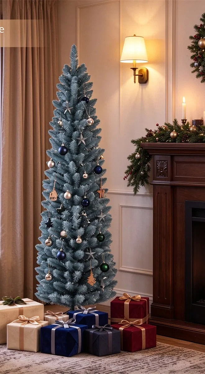 Lite og smalt juletre med frostede nåler