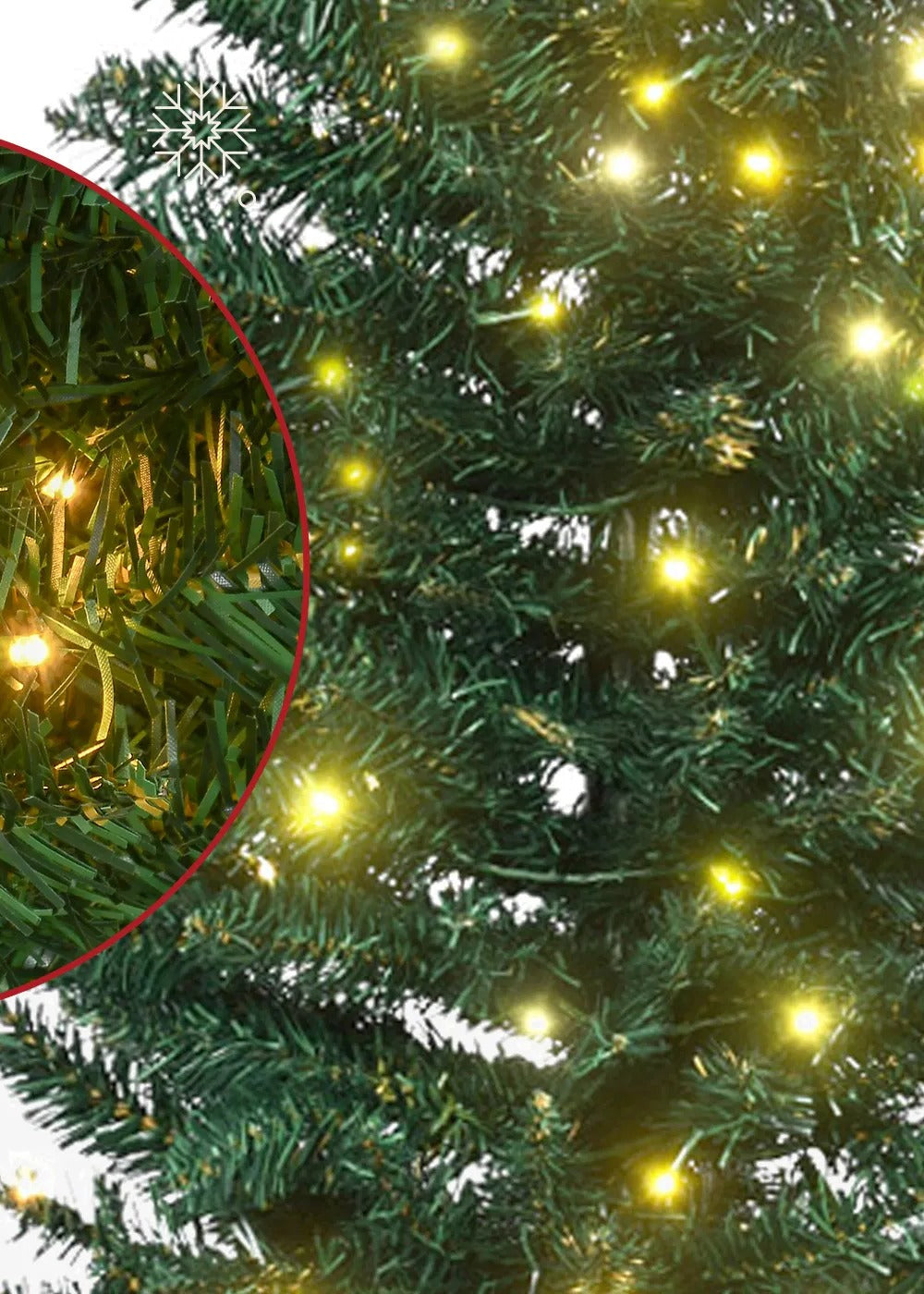 Høyt smalt grønt juletre med varmhvite lys