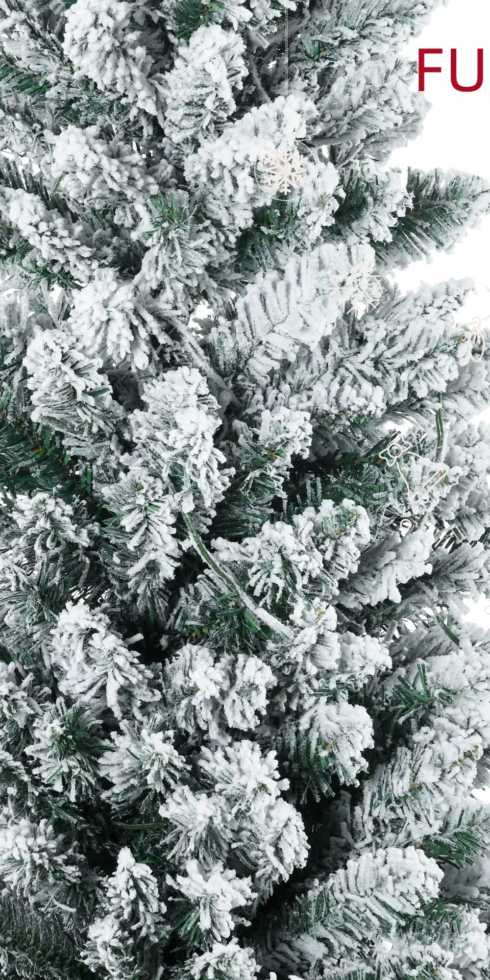 Lite snødekt juletre med varmhvite lys