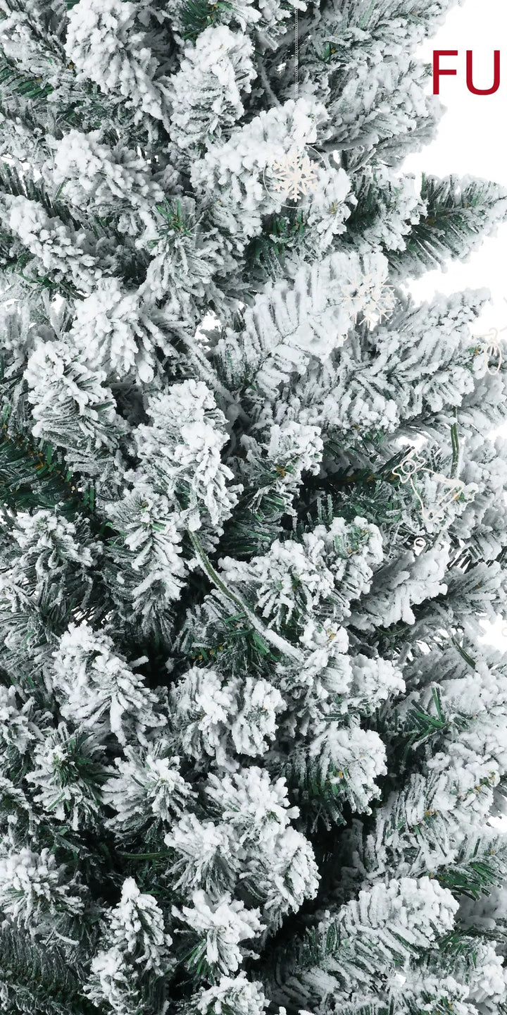 Lite snødekt juletre med varmhvite lys