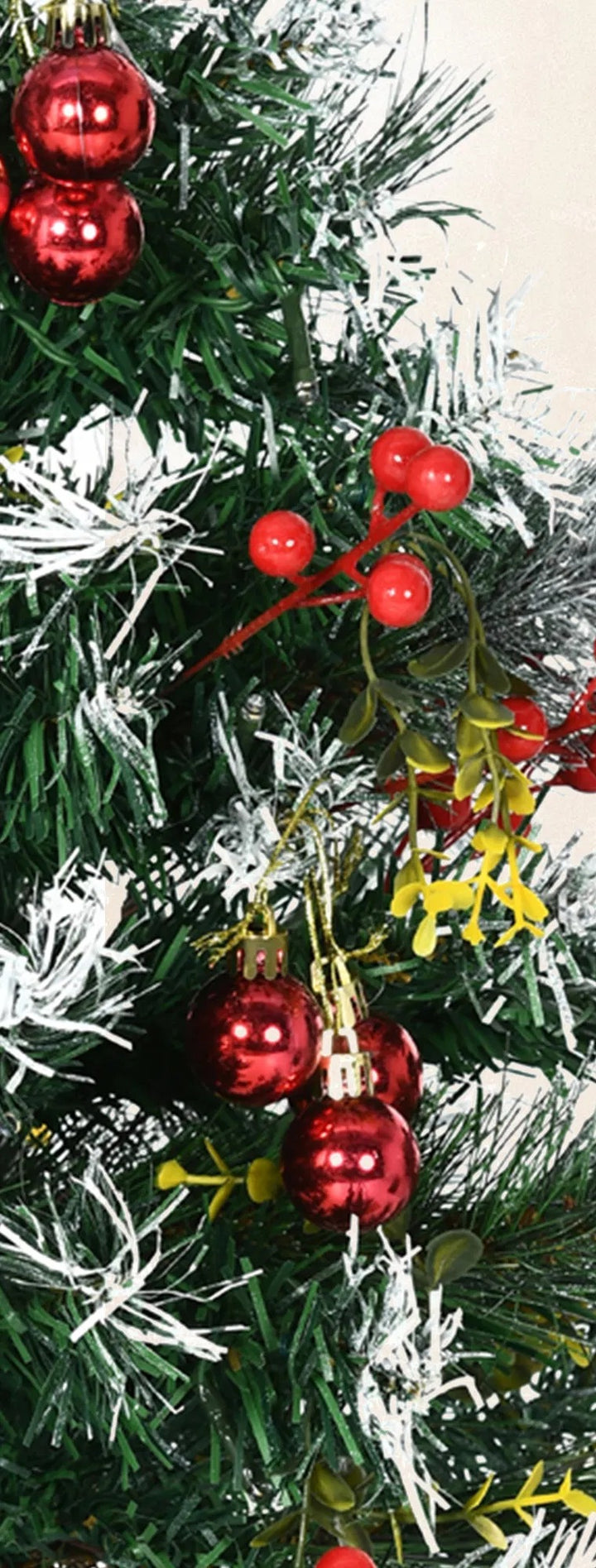 To små pyntede juletrær med lys ved døra