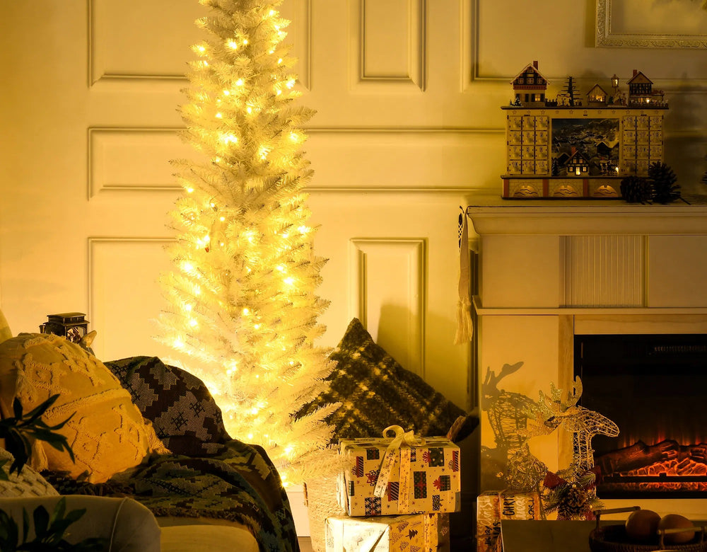 Smalt hvitt juletre med varmhvite lys