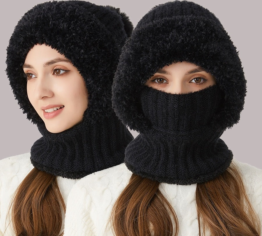 Kvinne i strikket hette med plysjfôr