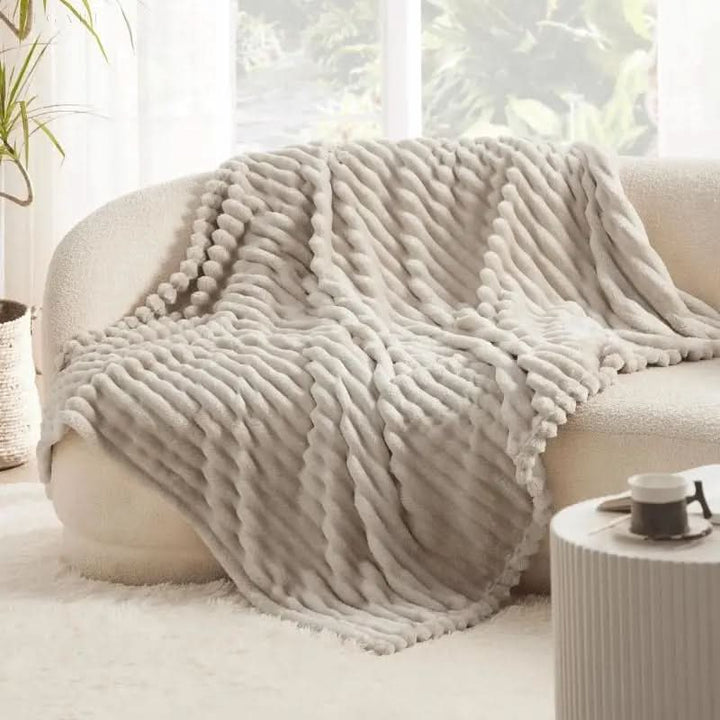 Strukturert plysjpledd for en koselig seng og sofa