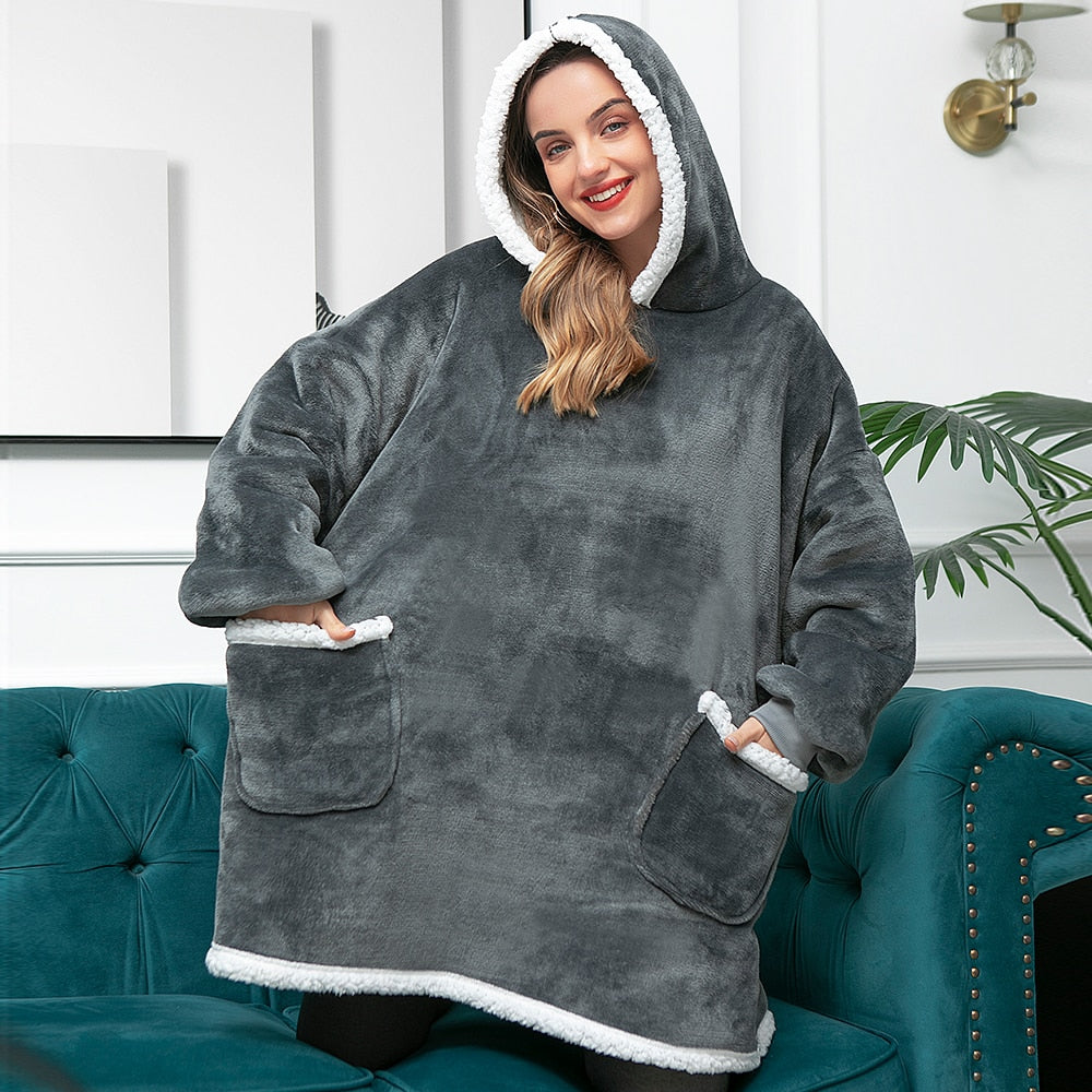 Pleddhettegenser i fleece med stor hette og lommer