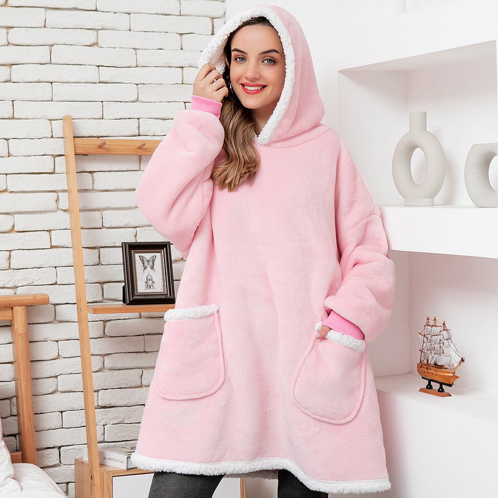 Pleddhettegenser i fleece med stor hette og lommer