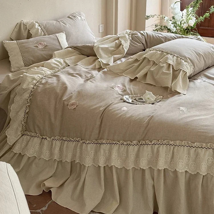 Sengeteppesett i bomull og lin med rosebroderi og blonder